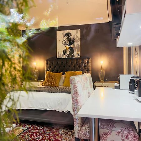 Art-Inspired Bedroom Close To Cbd Mossel Bay Kültér fotó