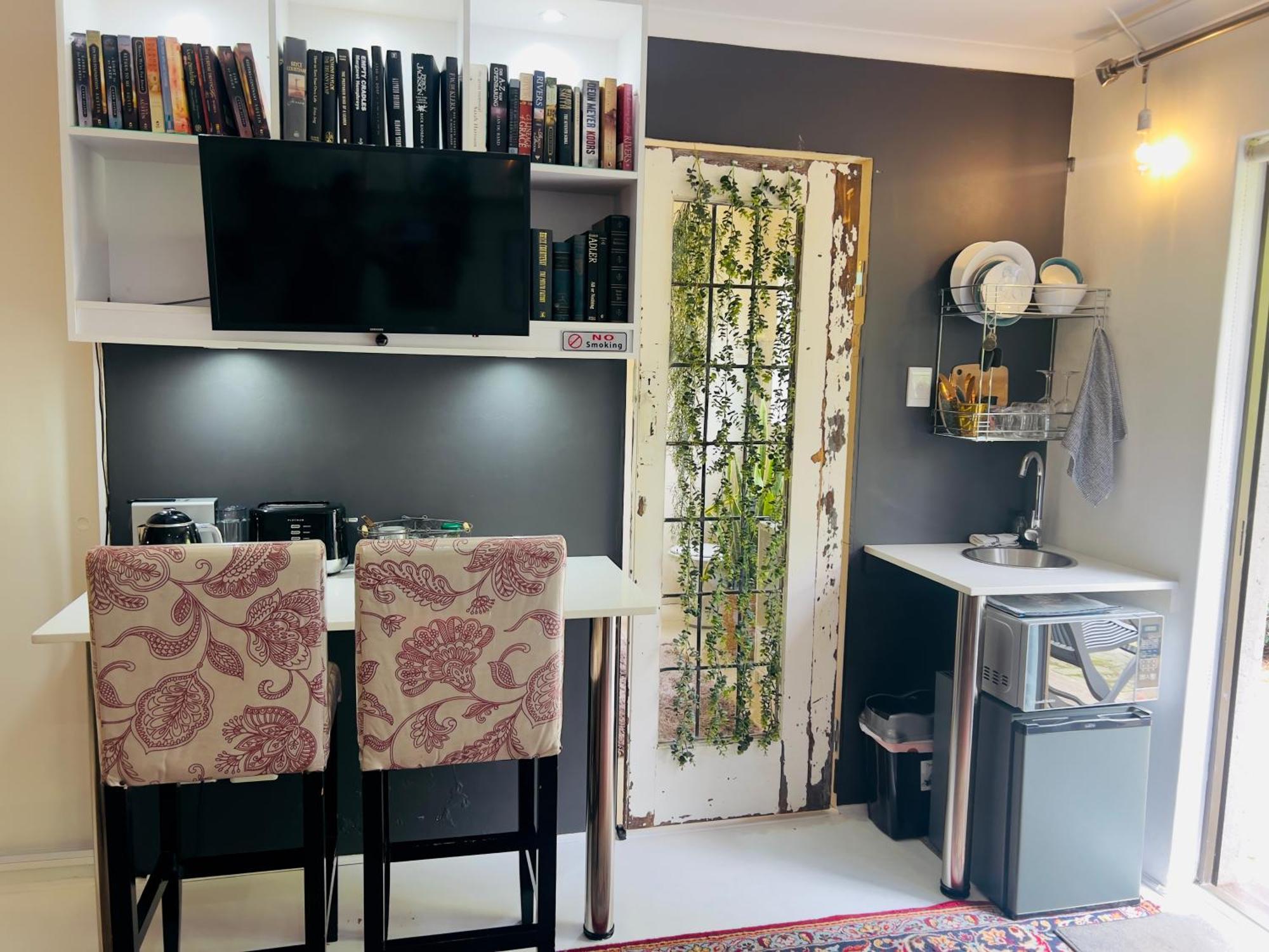 Art-Inspired Bedroom Close To Cbd Mossel Bay Kültér fotó